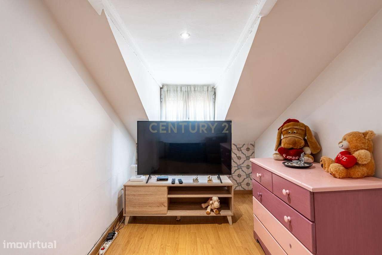 Apartamento com enorme potencial na prestigiada zona da Lapa / Estrela-9