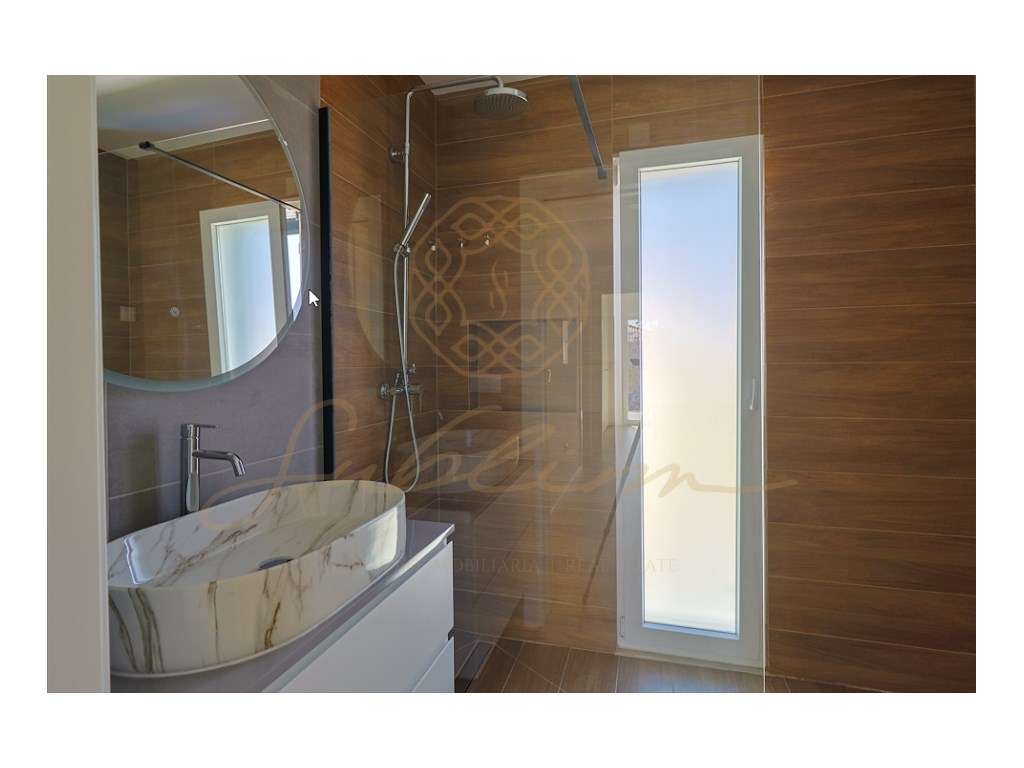 Moradia Nova com 4 Assoalhadas, Garagem Box e Piscina!-30