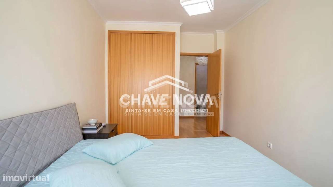 Apartamento T2, em Pedroso, com duas varandas, garagem e arrumos-23