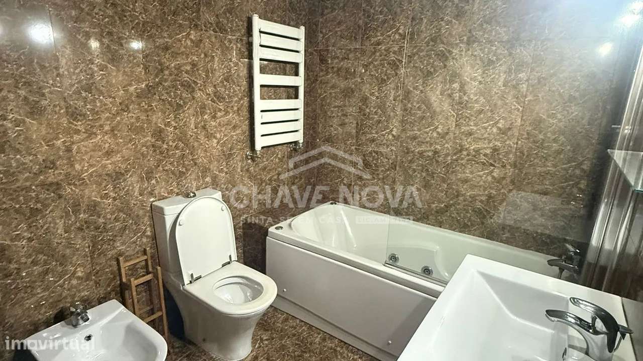 Apartamento T2 com garagem Box em Espinho (250m praia)-18