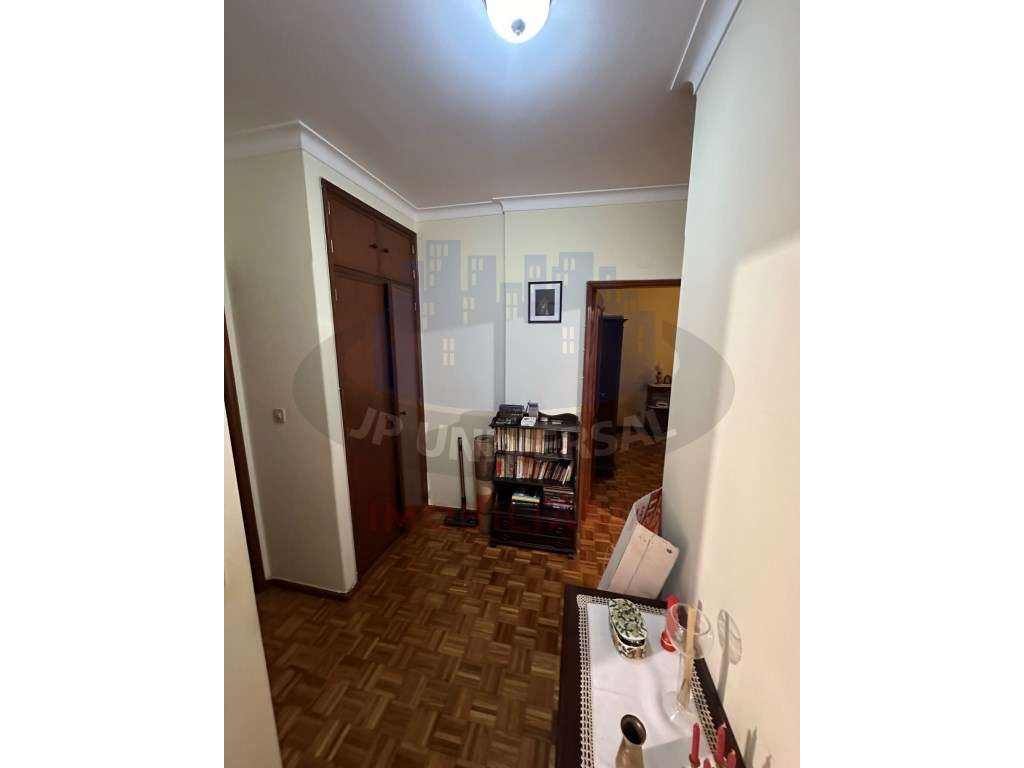 Vende-se Apartamento T3 junto à Avenida Marquês de Pombal-14