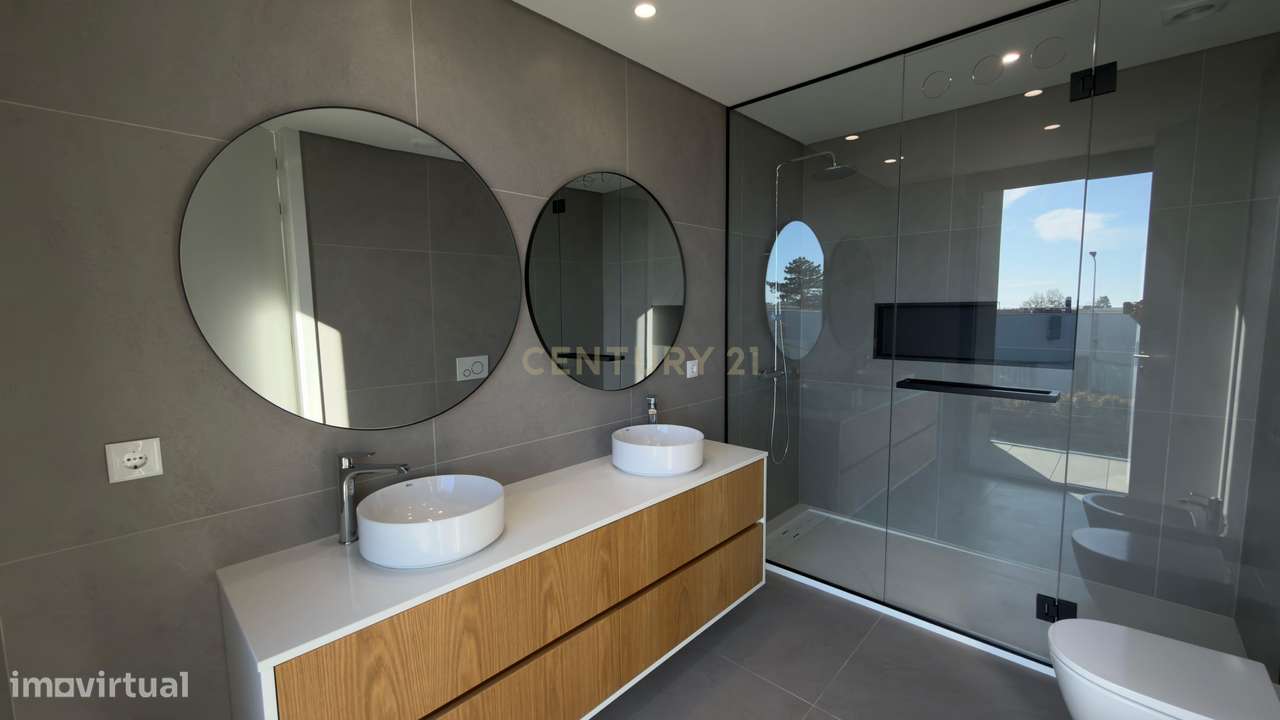 Moradia Contemporânea de Luxo em Azurara | Elegância, Privacidade e Di-28