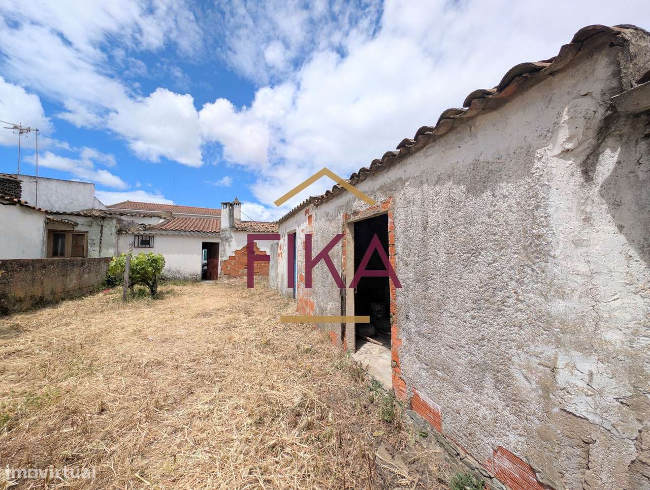 Moradia T3 para recuperação total com 679m2 de terreno-0