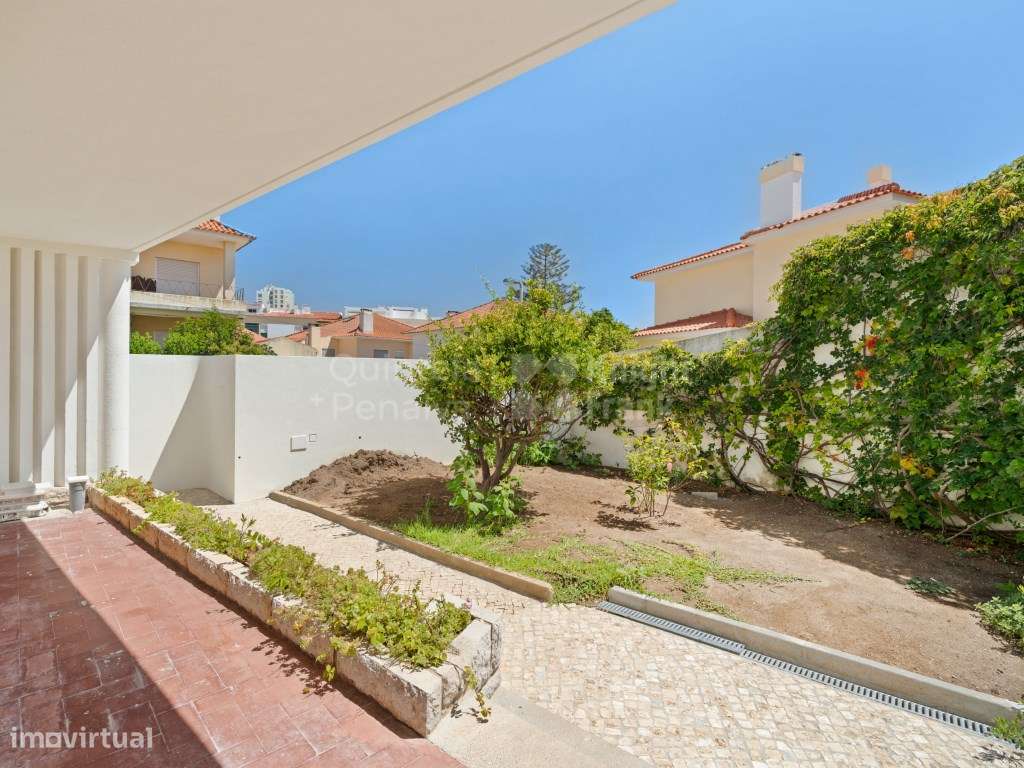 Moradia unifamiliar T4 com logradouro na Parede-24