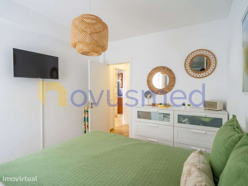 Apartamento T2 totalmente remodelado em zona central nas Ferreiras-16