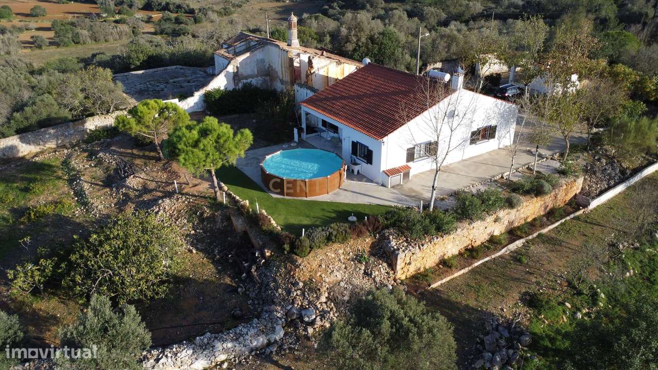 Magnífica Propriedade de 3 Quartos com Ruína e Terreno Rústico em Pêra - Grande imagem: 2/18