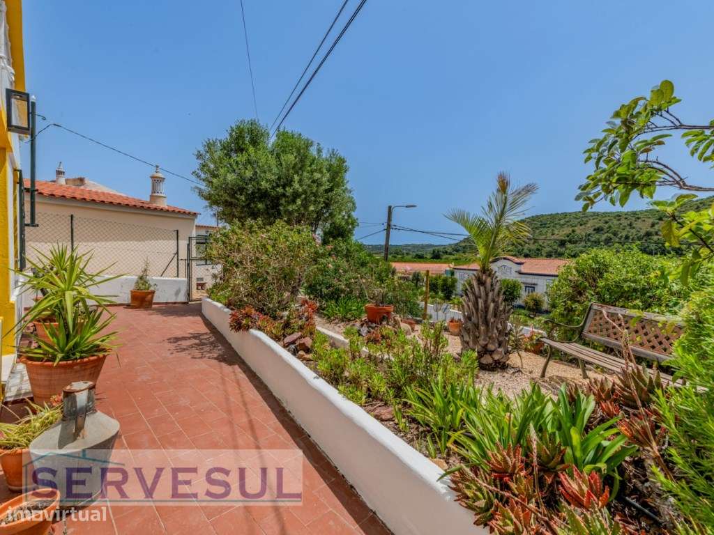 Charmosa moradia de 2 quartos de 121 m², inserida num terreno com 2...-38