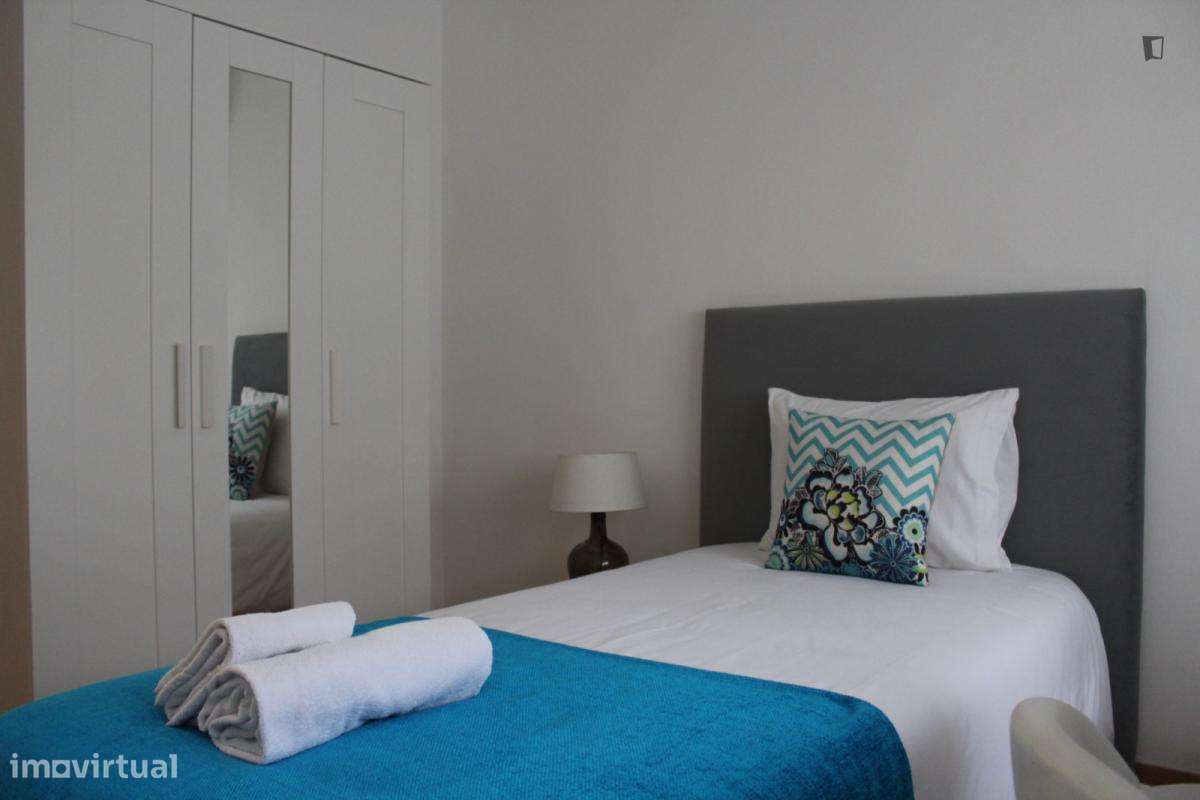 Quarto - localizado em Santa Marinha Porto - Grande imagem: 5/9