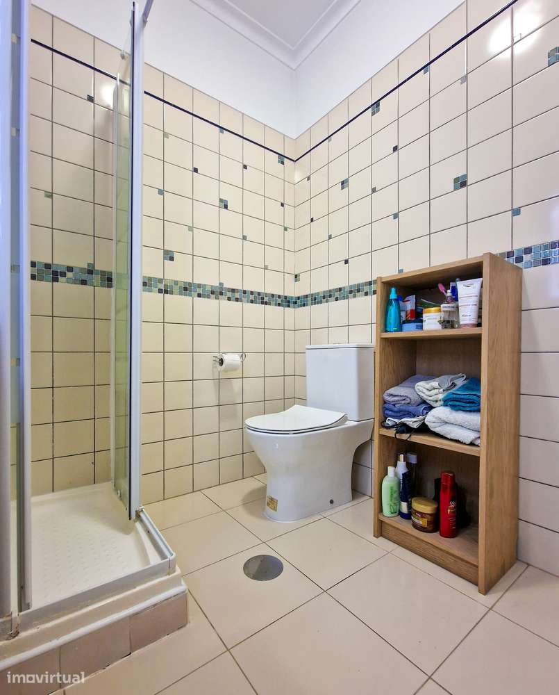 Moradia de 4+1 assolhadas - Muito estimada e pronta a habitar.-7