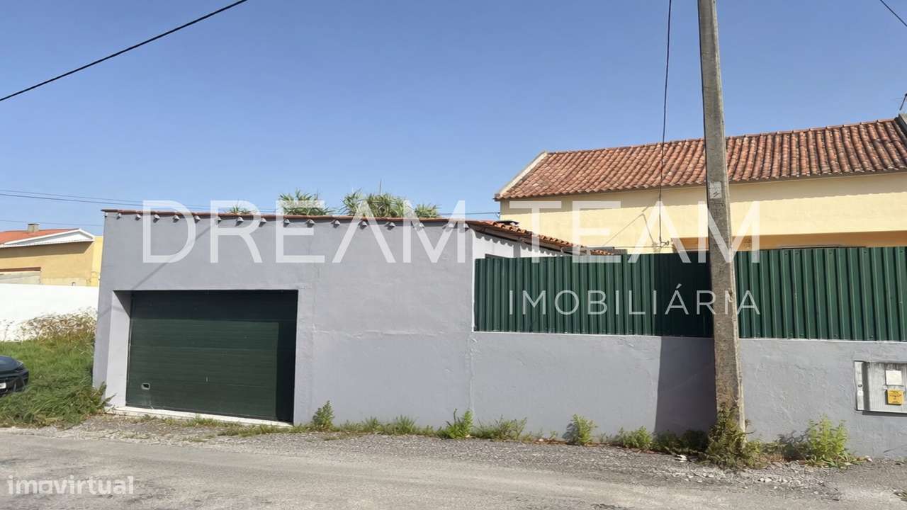 Moradia T4 Bifamiliar na Charneca da Caparica para Remodelação-8