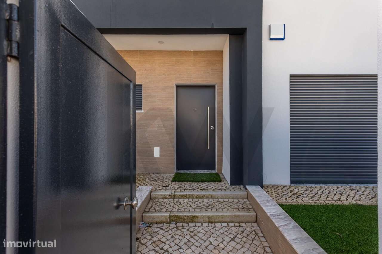 Moradia T4 Térrea de Luxo com 3 Suítes, Piscina Privada e Domótica - Grande imagem: 2/57