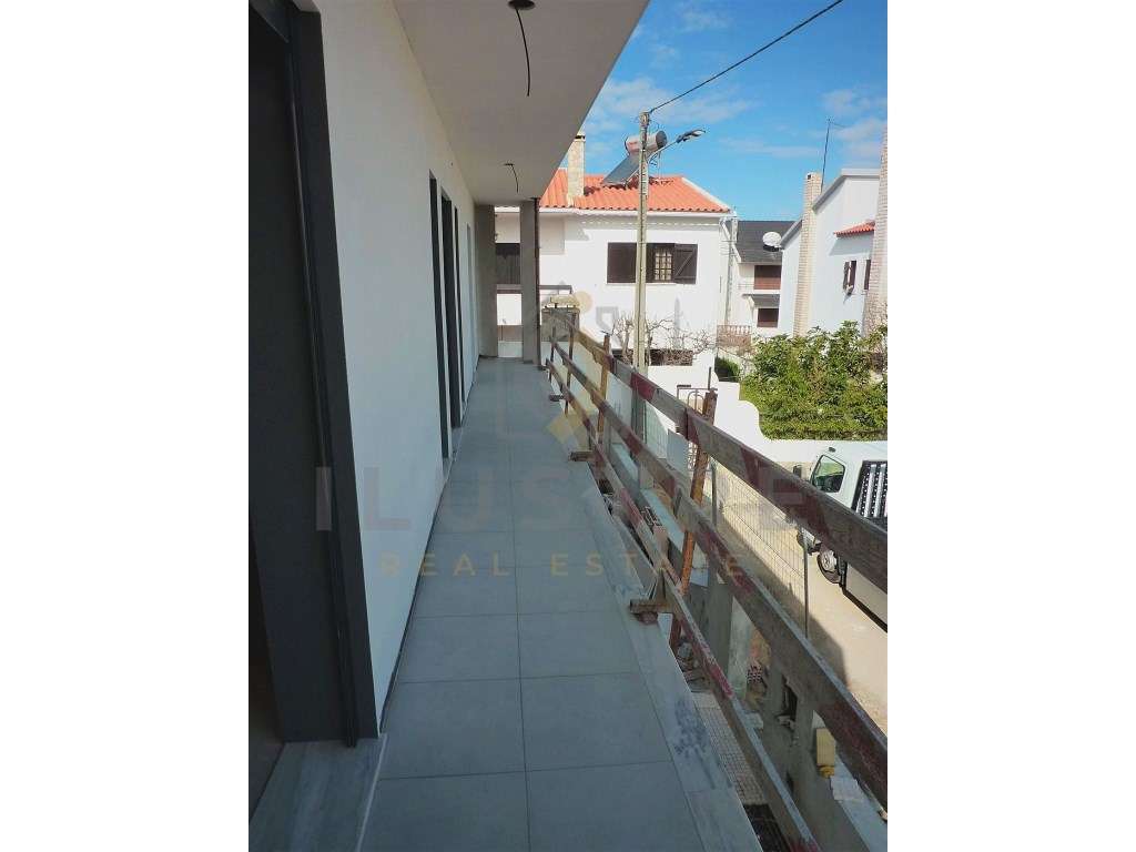 Moradia isolada com áreas generosas e piscina nos Foros da Amora-19