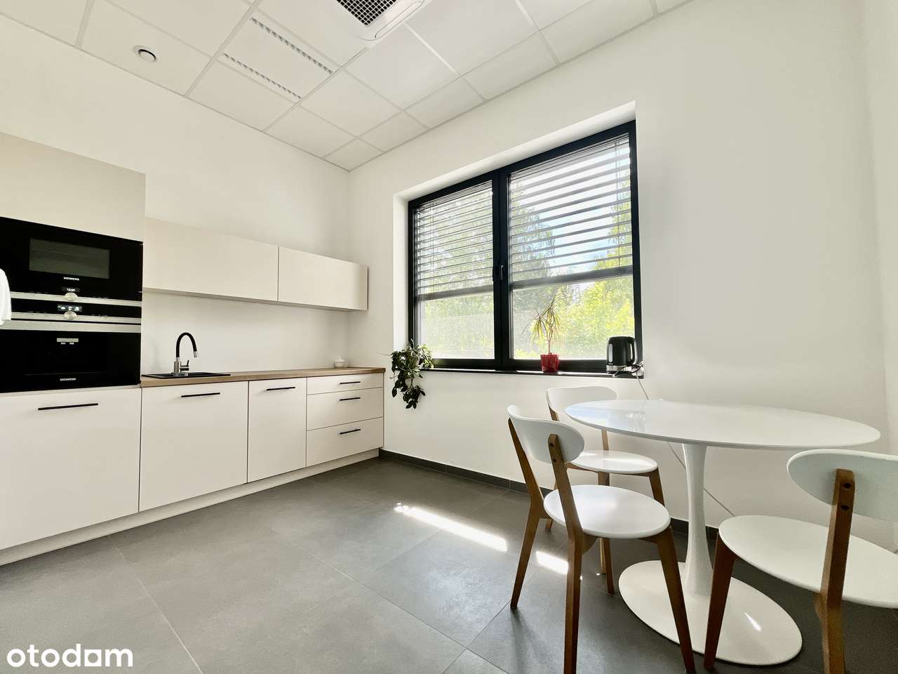 Budynek biurowo-magazynowy z miejscami parkingowymi-9