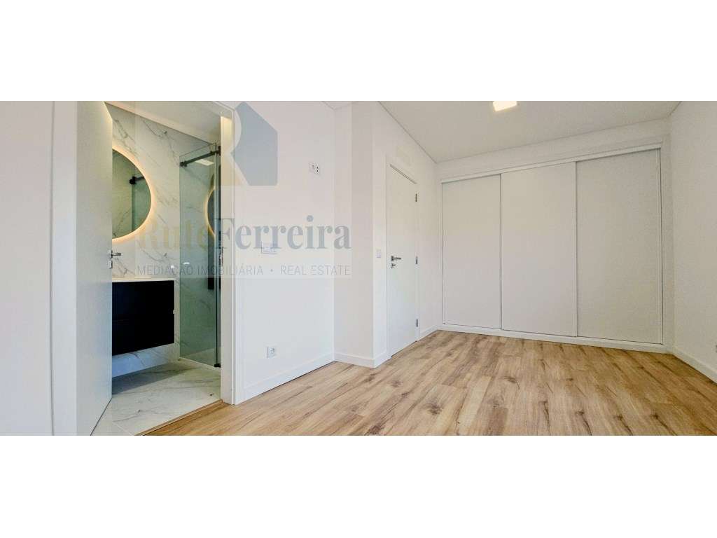 Espetacular Moradia T4 Nova, com Garagem e Logradouro!-17