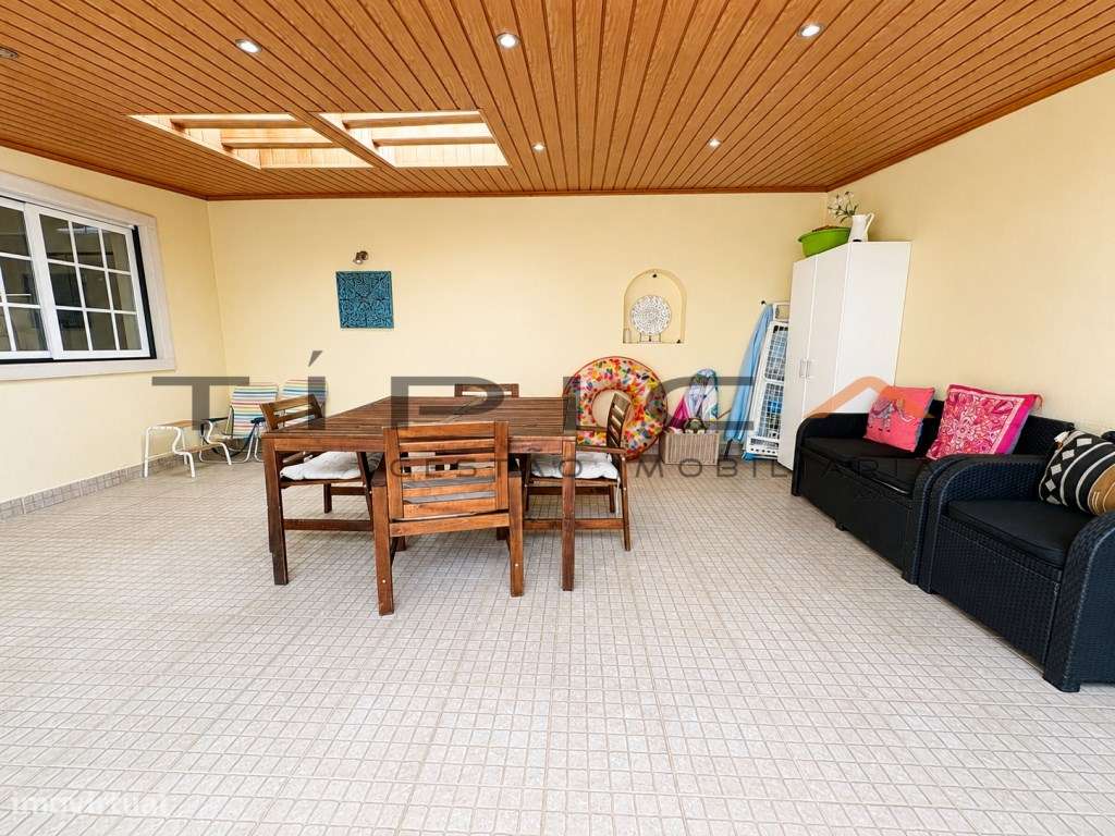 Moradia V3 com Piscina, Garagem e Vista mar-16
