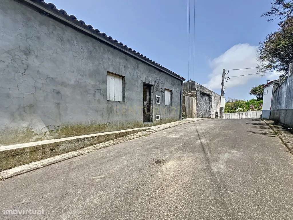 Moradia em Remodelação com Cave e Garagem – Lomba da Maia - Grande imagem: 2/23