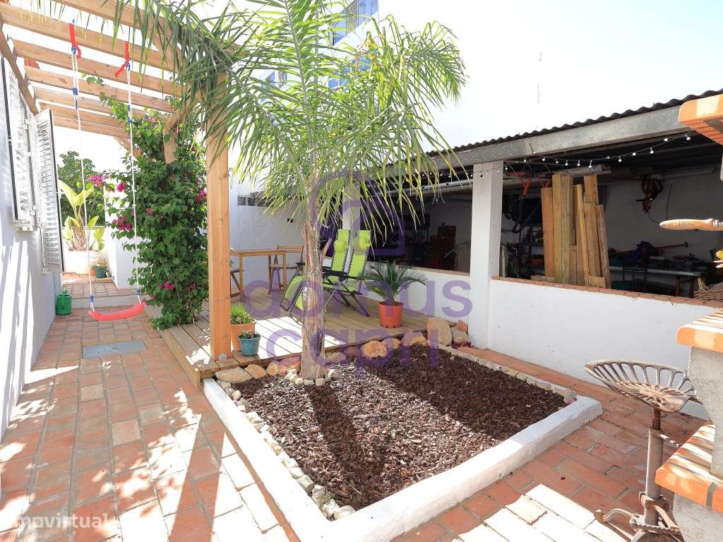 Moradia T2+1 com Garagem e Quintal em Olhão-17