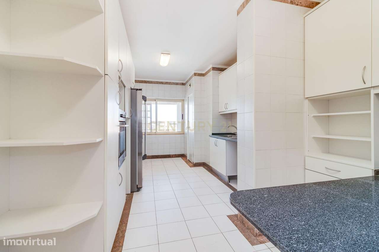 Fantástico T5 Quinta das Conchas frente ao metro-9