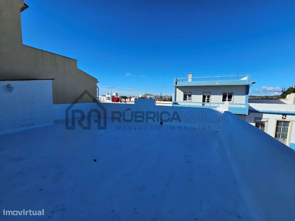 Moradia V2 em Loulé renovada com terraço e logradouro-36