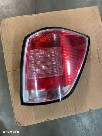 LAMPA PRAWY TYŁ OPEL ASTRA H KOMBI 24451840 - 1