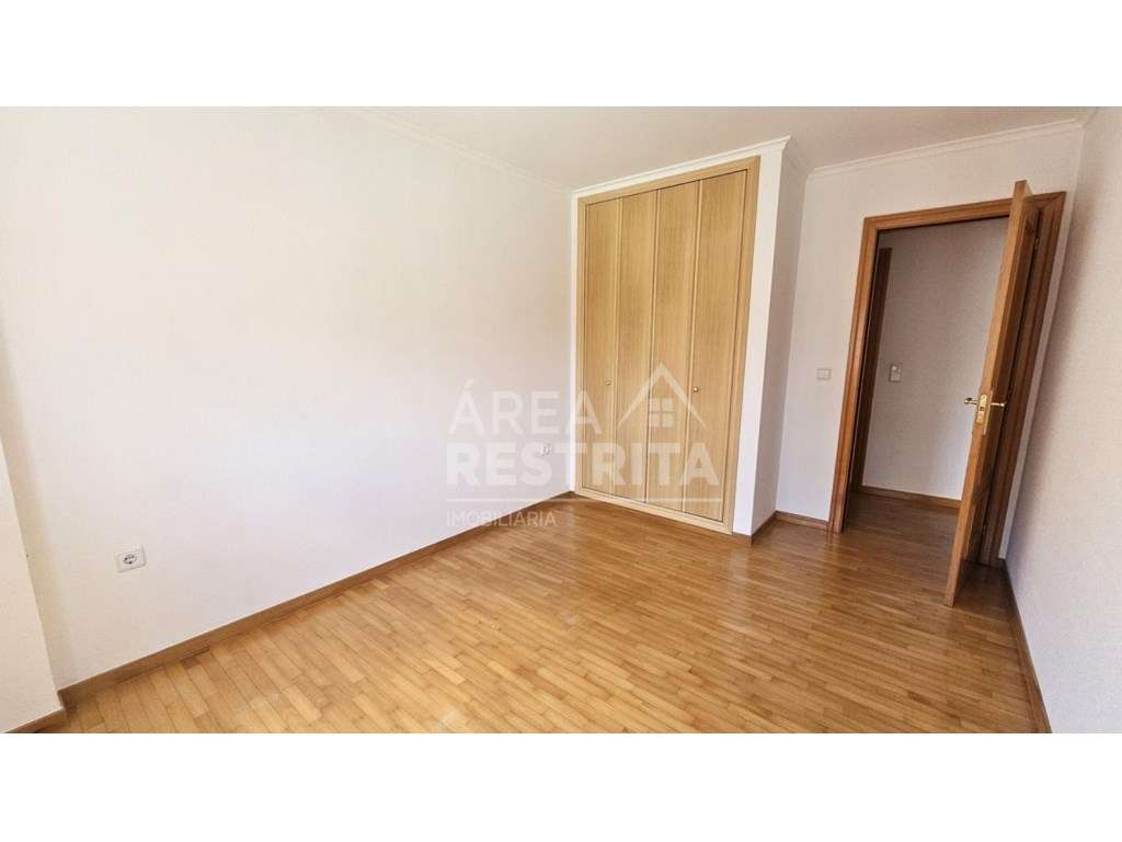 Apartamento T3 com 180m2 em Alhos Vedros inserido num prédio com el... - Grande imagem: 2/8