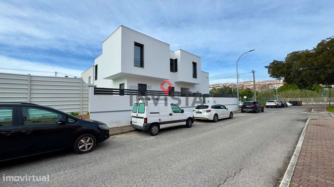 Moradia T3+1 no Centro de Alverca com piscina aquecida-36