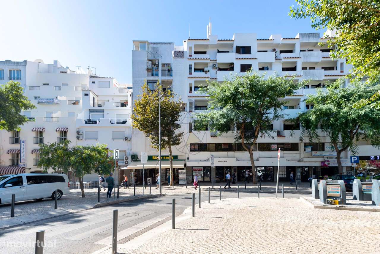 Ampla Loja duplex à venda  no Centro de Albufeira - Grande imagem: 3/36