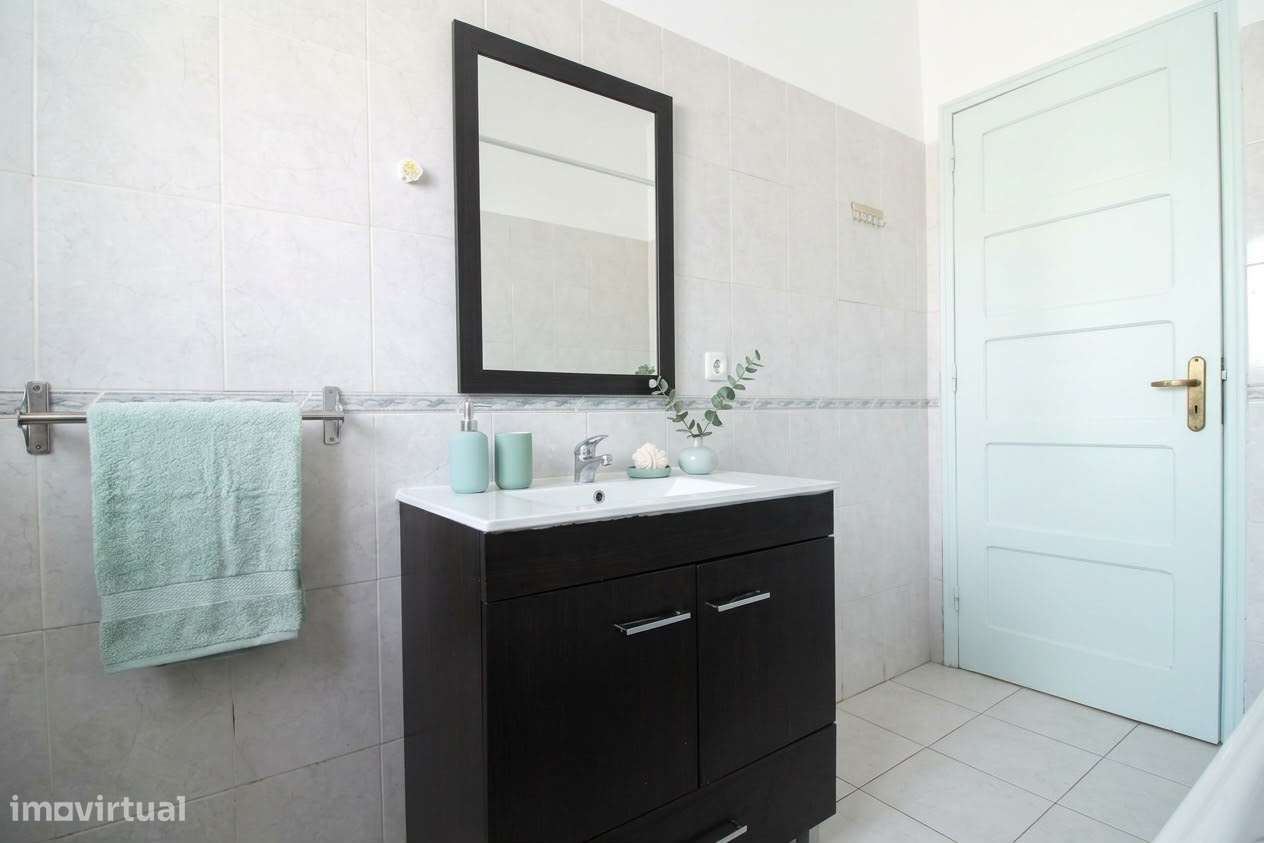 Apartamento T2 em zona central de Almada-5