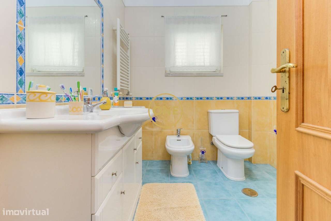 Moradia T4 com Jardim e Garagem na Ramada, Odivelas-24