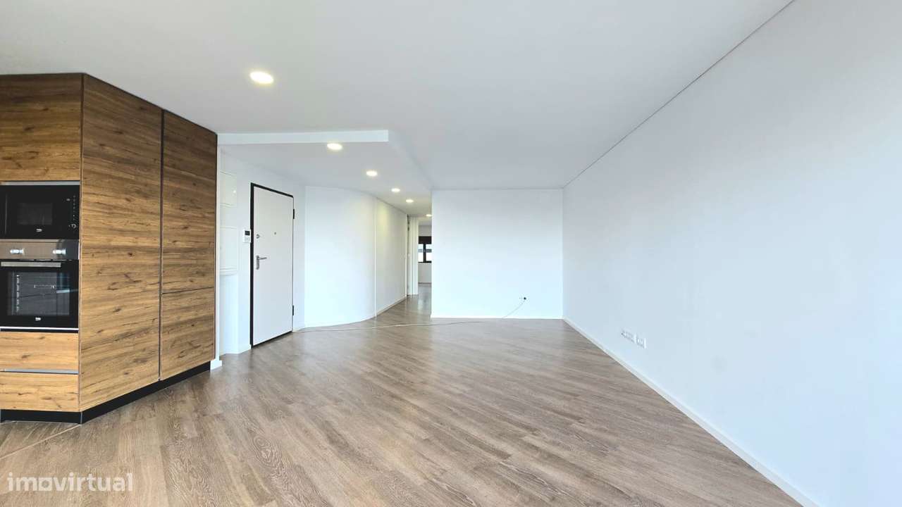 T2 semi-novo c/ varanda e box fechada - Baguim do Monte-7