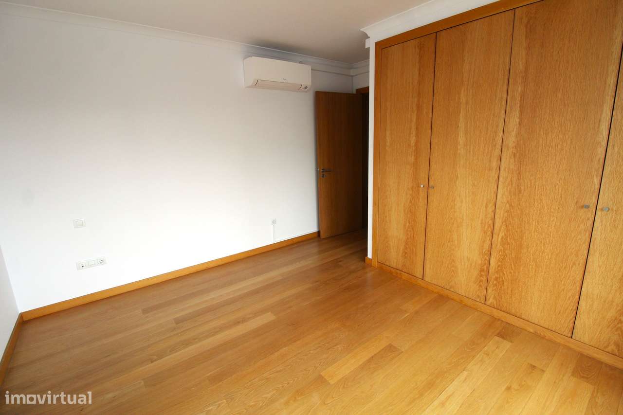 Apartamento T2 com Terraço – Zona do Fórum Viseu-16