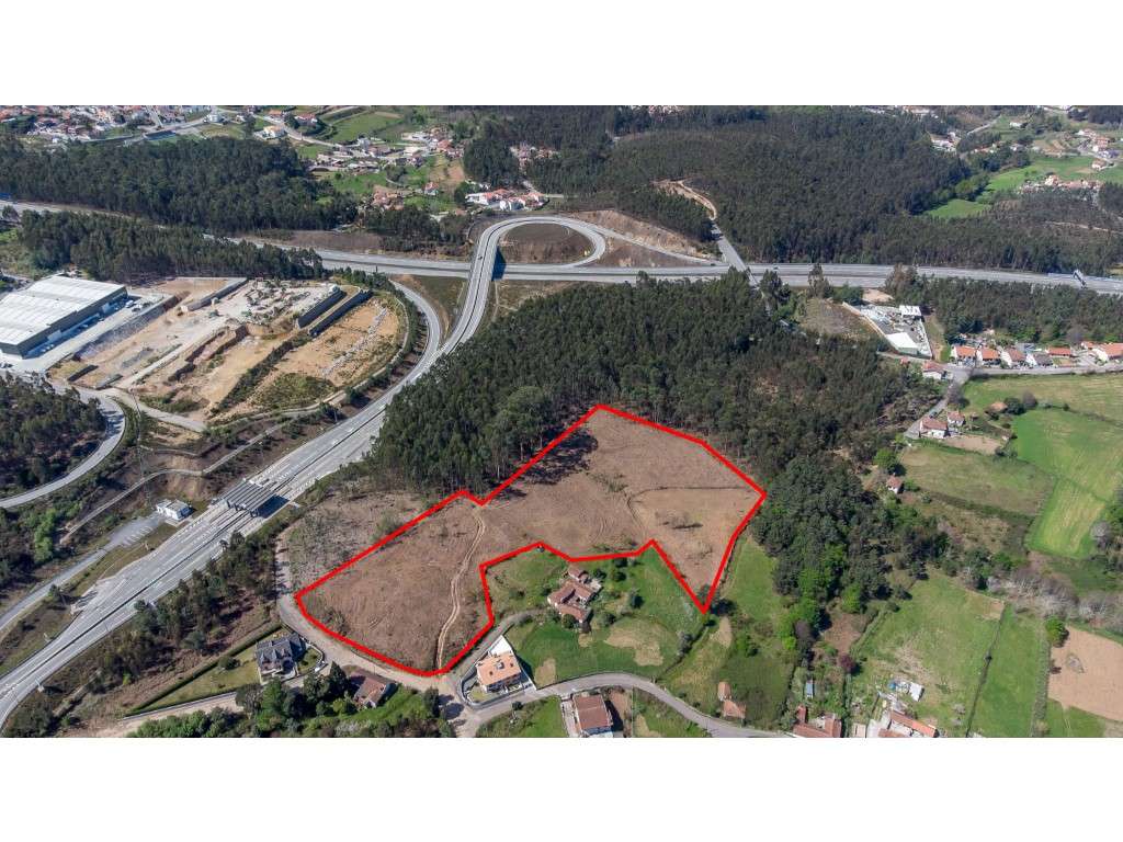 Terreno com 18414m² para construção pavilhões industriais junto à A...-6