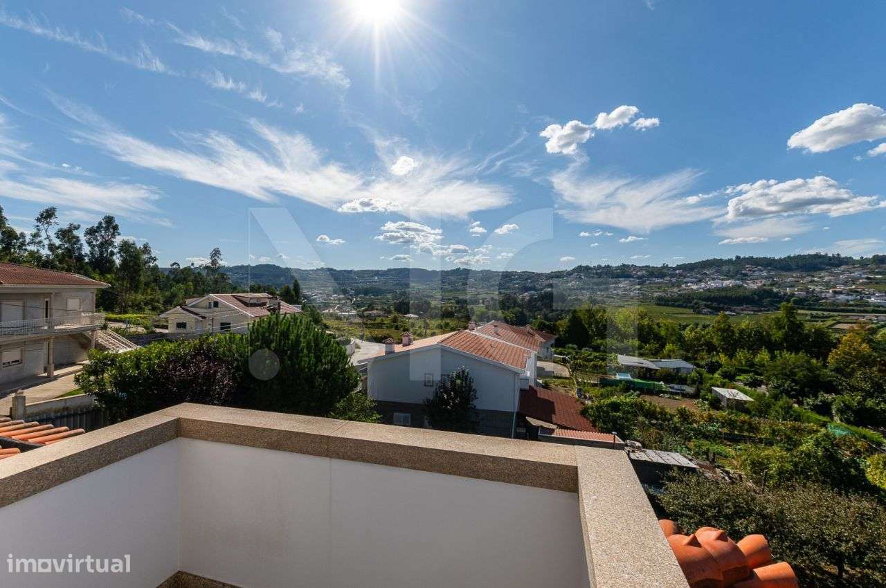 Moradia T3, com Varanda, jardins e Piscina em Felgueiras-43