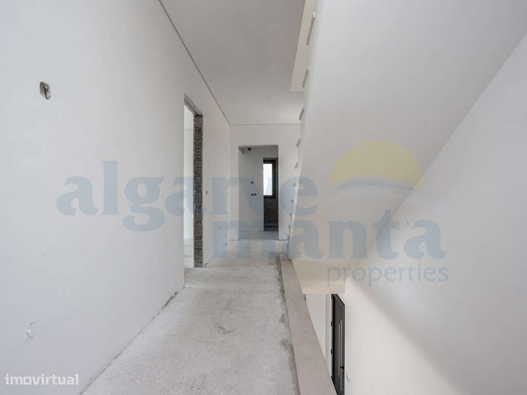 Moradia T4 de Arquitetura Contemporânea com Piscina, Rooftop e Vist...-33