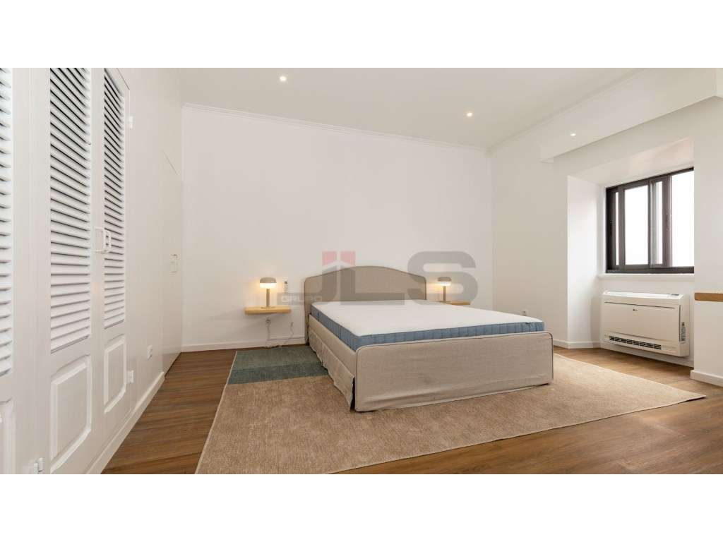 Moradia V4 com Apartamento T1 Anexo, Totalmente Remodelada - Centro...-27