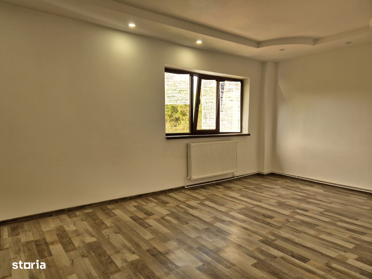 Apartament cu 3 camere, amplasat în zona de sus a orașului, bloc nou.