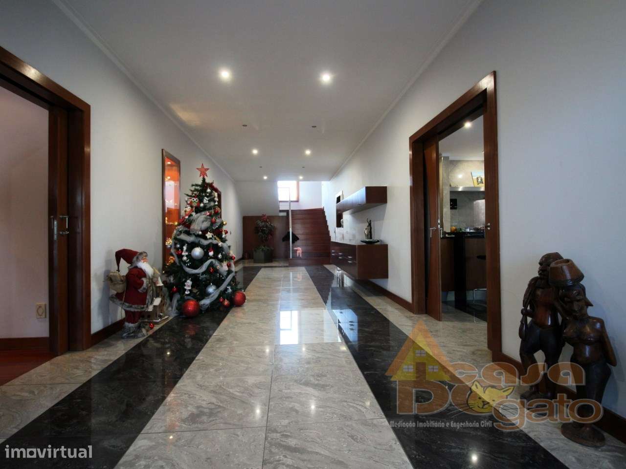 Moradia de 4 frentes com cave de 700 M2 - Grande imagem: 3/50