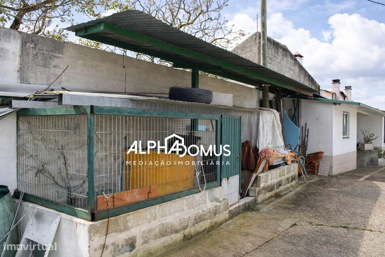 Moradia isolada com piscina, anexo e terreno, em Barosa.-36
