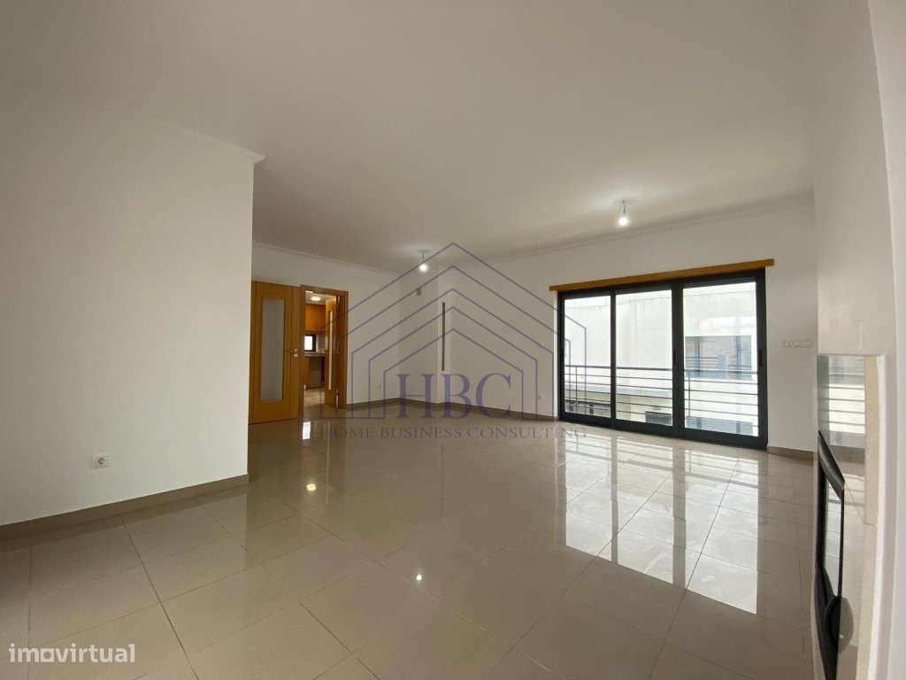 Moradia T5 Moderna e Remodelada no Feijó - Espaço, Conforto e Exclu...-8