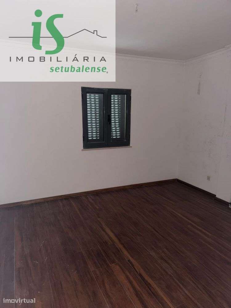 MORADIA T6 À VENDA EM  ALMADA COM GARAGEM-12