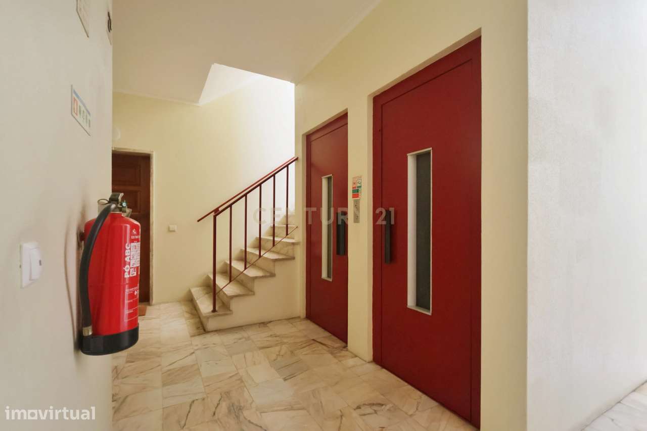 Apartamento T2 com Varanda na Venteira, Amadora-4
