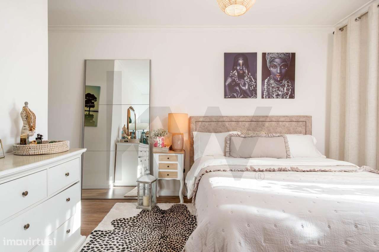 Apartamento T3, com Suíte, Arrecadação e Lugar de Garagem - Palhais, B-18