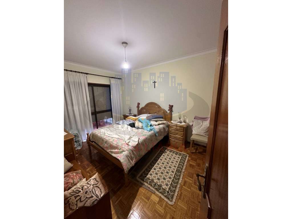 Vende-se Apartamento T3 junto à Avenida Marquês de Pombal-12