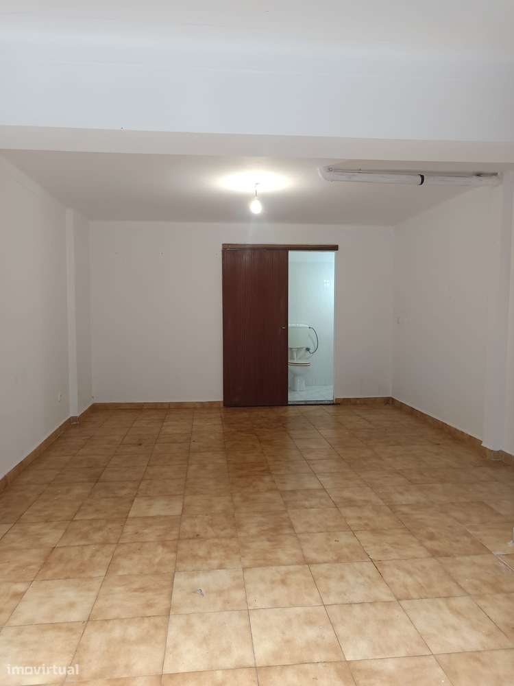 Aluga-se Garagem com WC para armazém - Grande imagem: 3/6