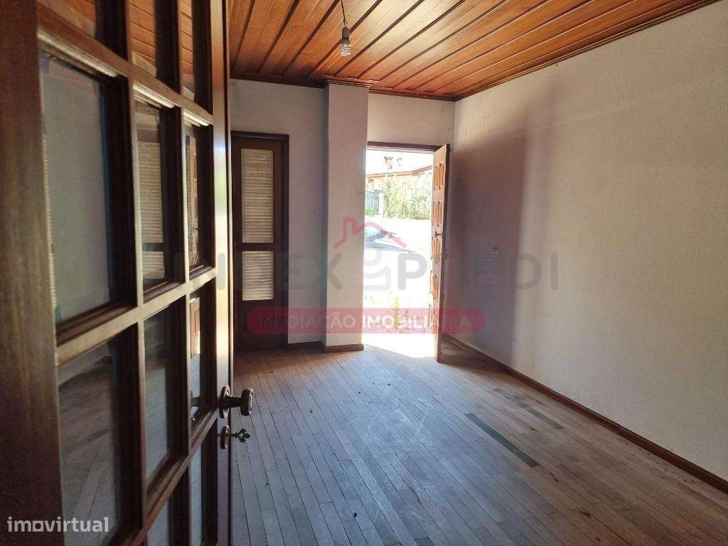 Armazém com logradouro, e um terreno rústico baldio, sito em Vilari... - Grande imagem: 4/7