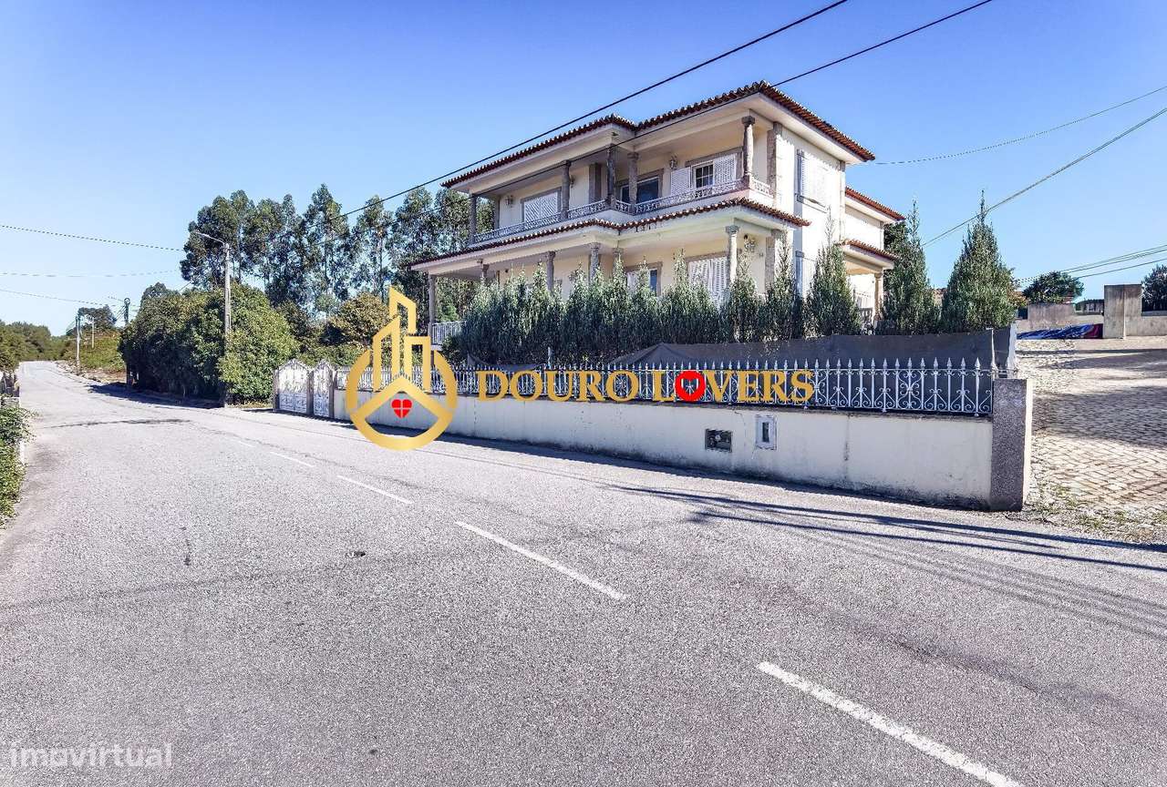 Moradia T4 com Piscina e Jardim em Ferreira - Paços de Ferreira-35