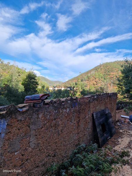 Terreno misto com ruínas Monchique