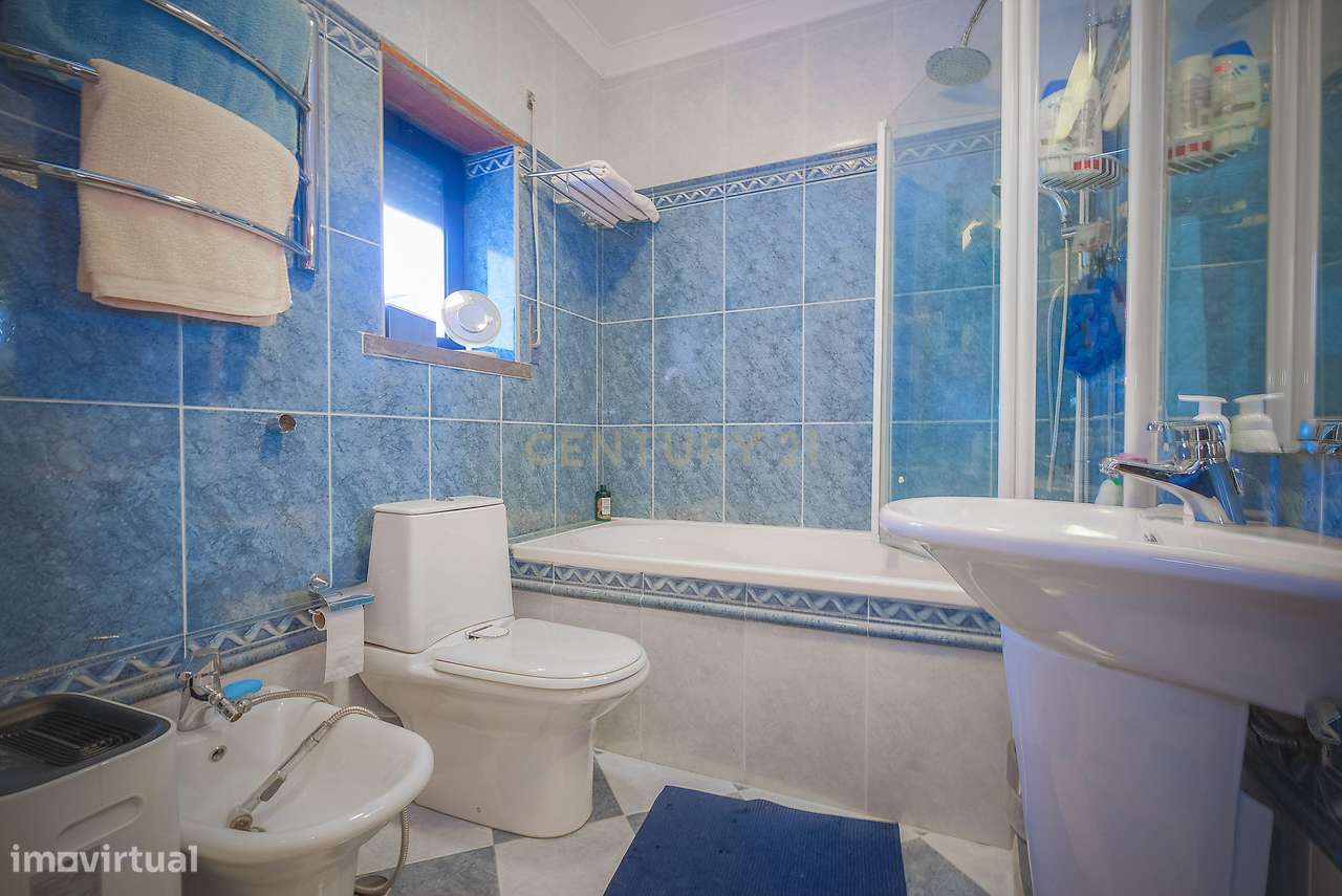Moradia T5 em Carcavelos — Espaço, Conforto e Localização Privilegiada-19