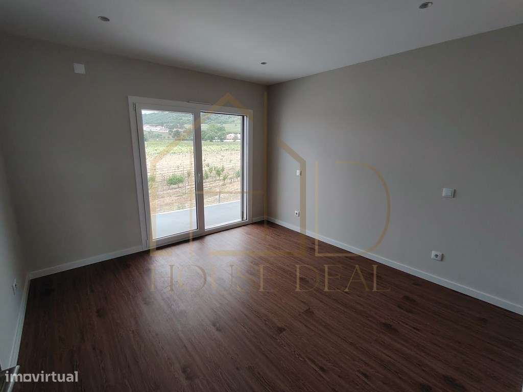 Magnífica Moradia T4 com Garagem e Piscina. Vendas de Azeitão-43
