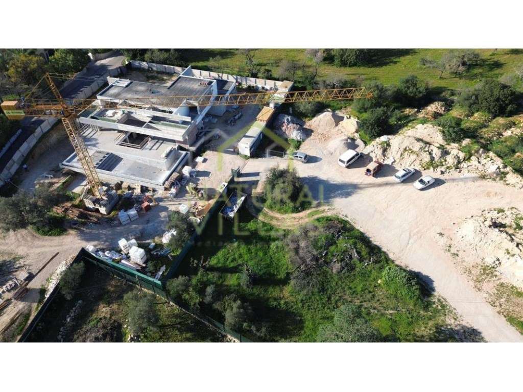 Duas Moradias Isoladas T5 e T3 na zona de Loulé-25